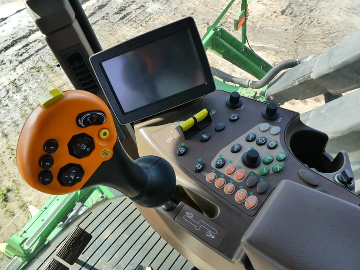 2020-john-deere-cp690-image-23