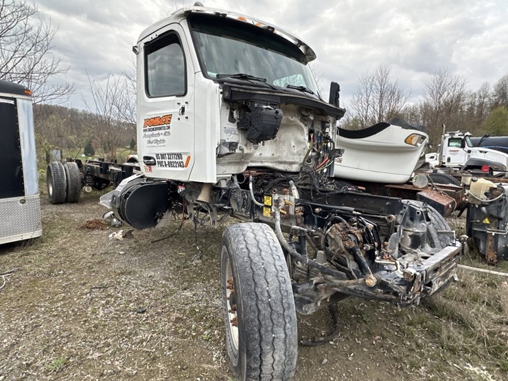 2019-peterbilt-567-image-2