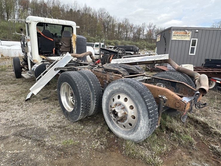 2012-peterbilt-389-image-4