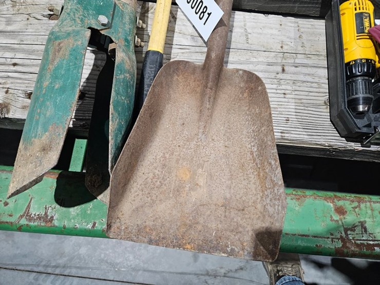 #81-•-shovel,-maul,-and-post-hole-digger-image-3