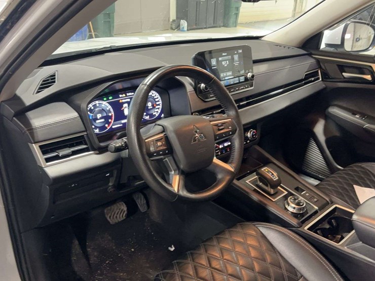 2024-mitsubishi-outlander-image-16