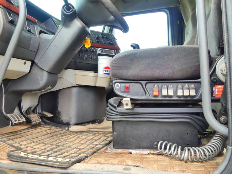 2005-volvo-semi-image-17