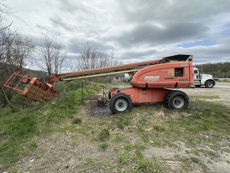 2010-jlg-600s-image-4