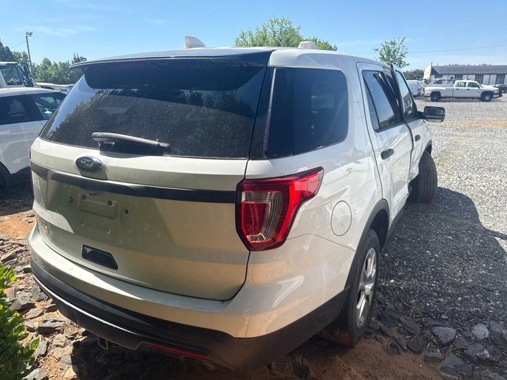 2017-ford-explorer-image-13