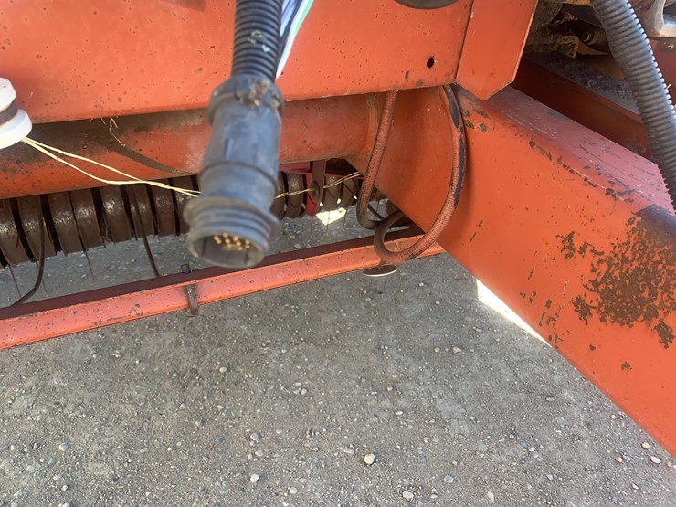 hesston-560-image-12