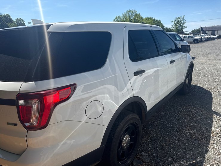 2017-ford-explorer-image-15
