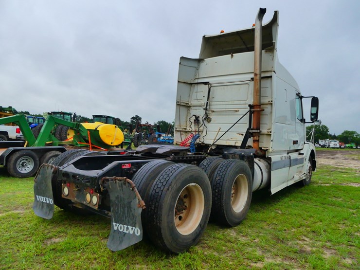 2005-volvo-semi-image-3