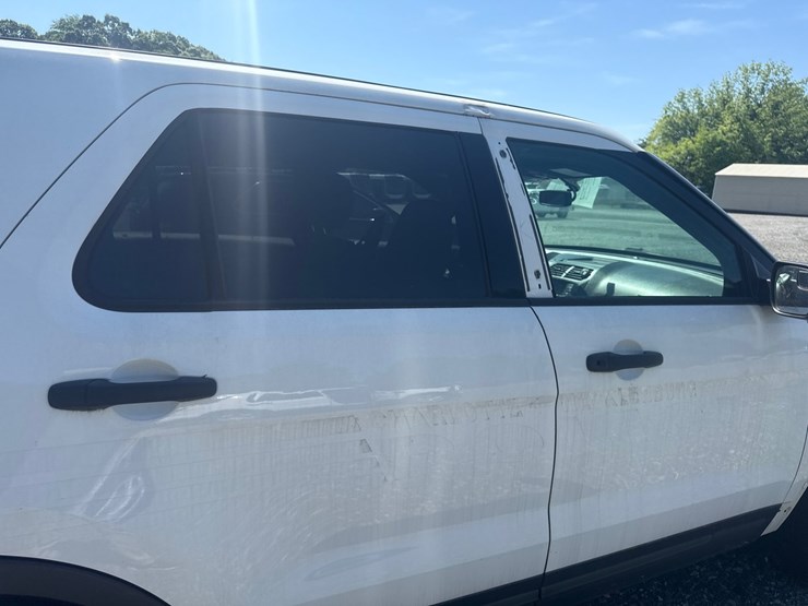 2019-ford-explorer-image-21