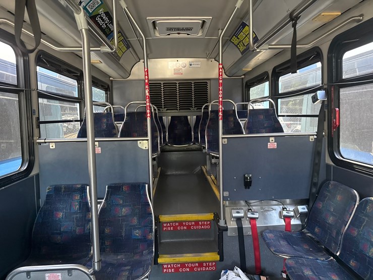 2012-gillig-low-floor-image-24
