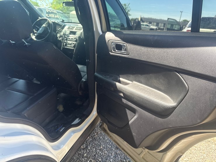 2019-ford-explorer-image-36