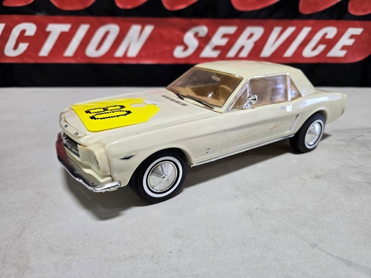 #80-•-jim-beam-1964-mustang-decanter-image-2