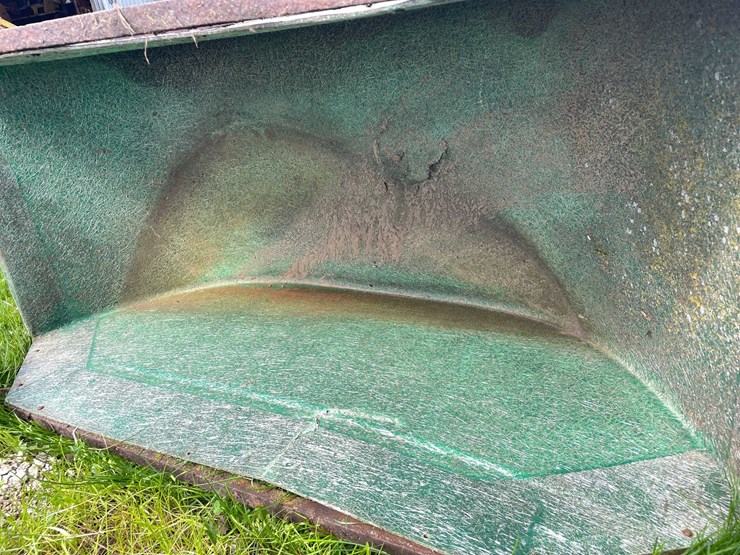 #5618-•-fiber-glass-feed-cart-image-12