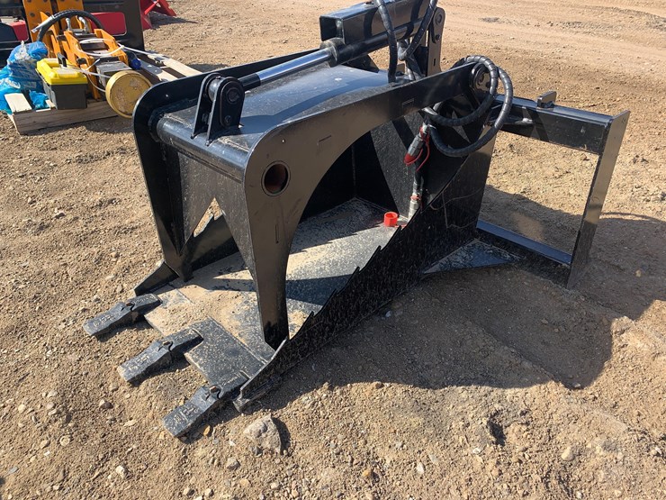 skid-steer-stump-grab-bucket-image-1