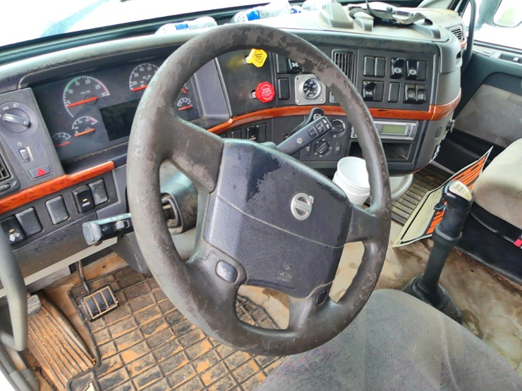 2005-volvo-semi-image-13