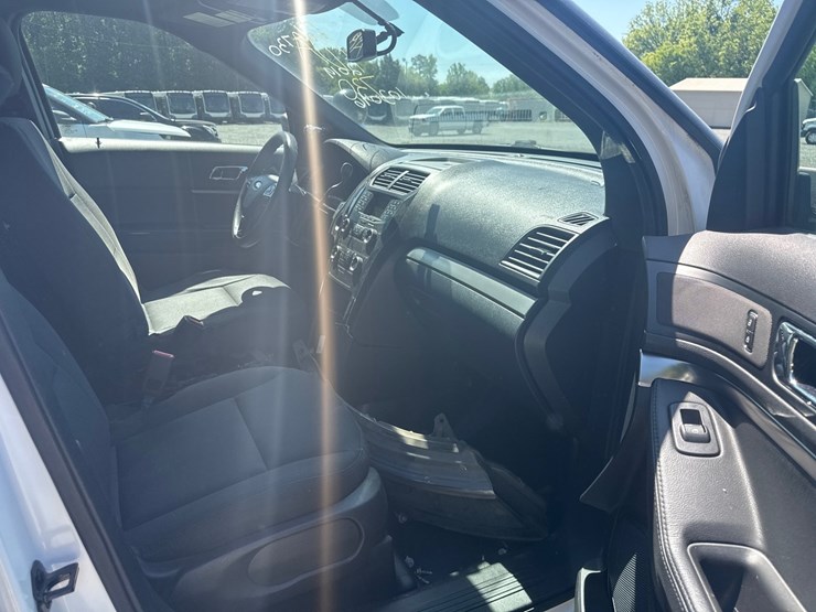 2019-ford-explorer-image-26