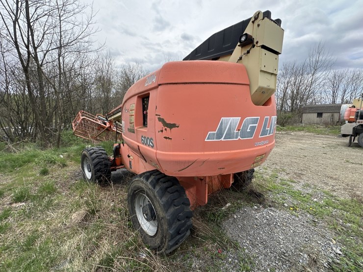 2010-jlg-600s-image-3
