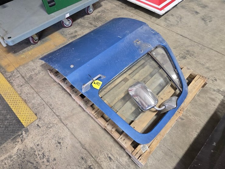 #70-•-chevrolet-left-door-image-3