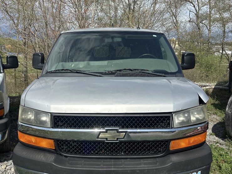 2012-chevrolet-express-image-2