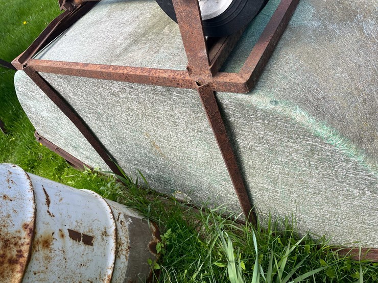 #5618-•-fiber-glass-feed-cart-image-5