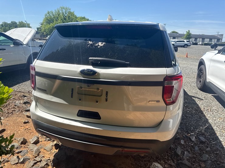 2017-ford-explorer-image-12
