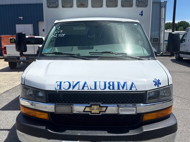 #9-•-2017-chevrolet-ambulance-4500-image-2