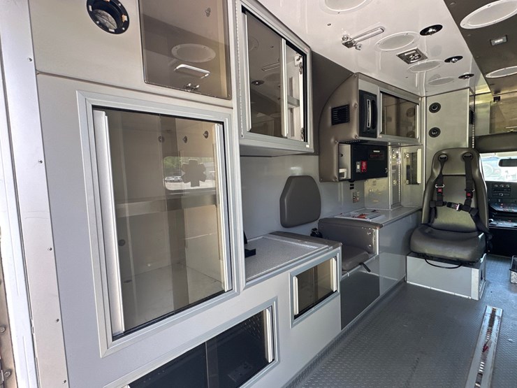 #8-•-2017-chevrolet-ambulance-4500-image-38