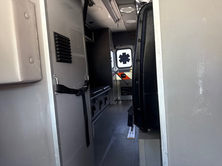 #9-•-2017-chevrolet-ambulance-4500-image-62