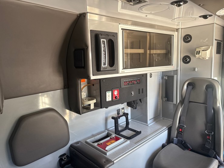 #9-•-2017-chevrolet-ambulance-4500-image-42