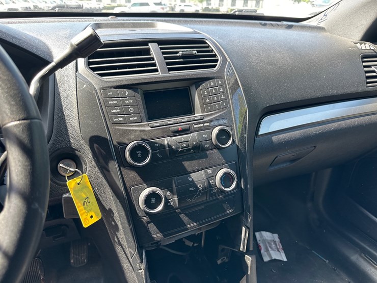 2019-ford-explorer-image-27