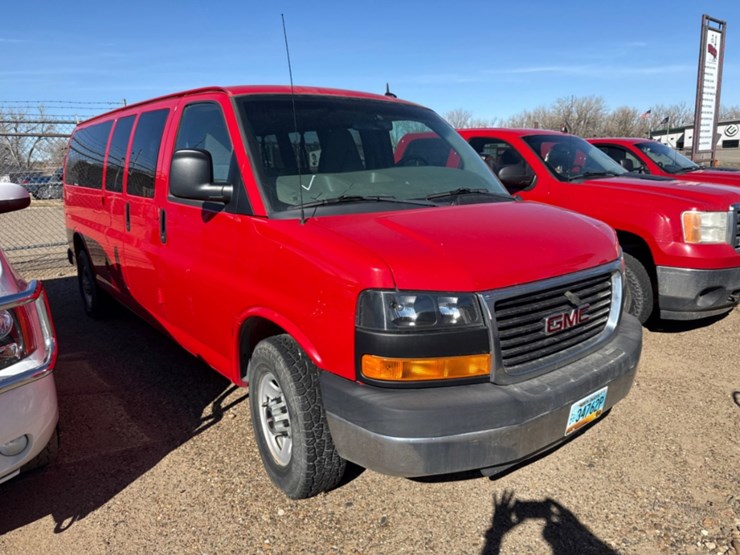 2012-gmc-savana-van-image-2