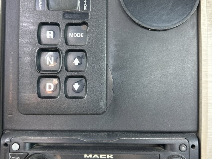 2010-mack-granite-image-10
