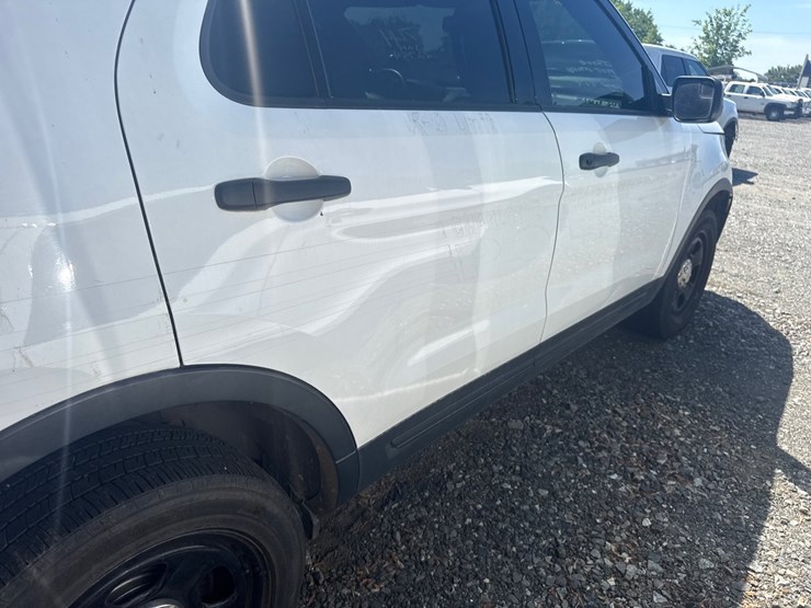2017-ford-explorer-image-16