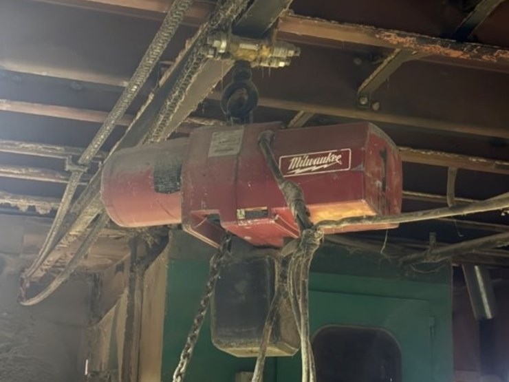 milwaukee-1-1/2-ton-electric-chain-hoist-with-trolley-image-1