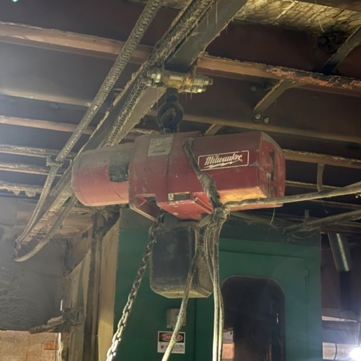 Milwaukee 1 1/2 Ton Electric Chain Hoist with Trolley