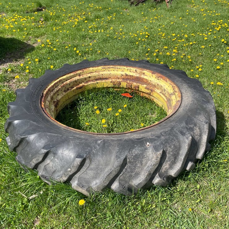 #5589 • Tractor Tire