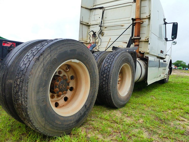 2005-volvo-semi-image-6