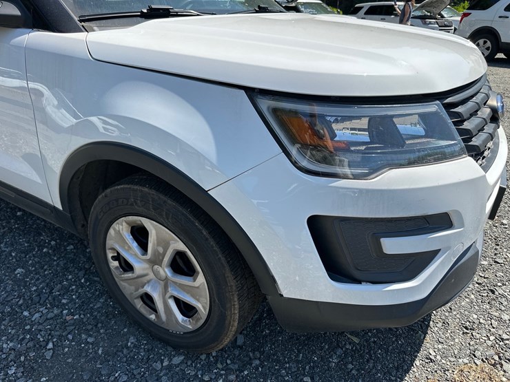 2019-ford-explorer-image-10