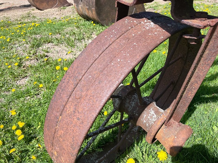 #5621-•-antique-adjustable-height-and-angle-pull-behind-road-grader-image-40