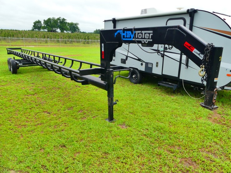 hay-toter-goosneck-hay-trailer-image-2