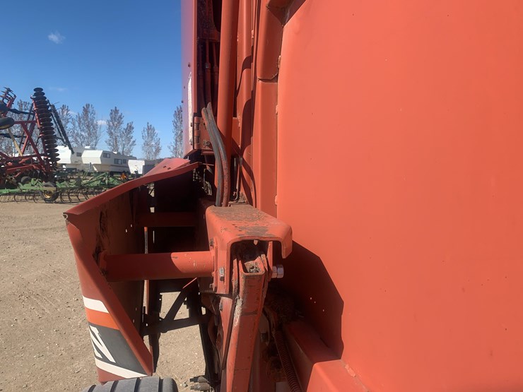 hesston-560-image-20