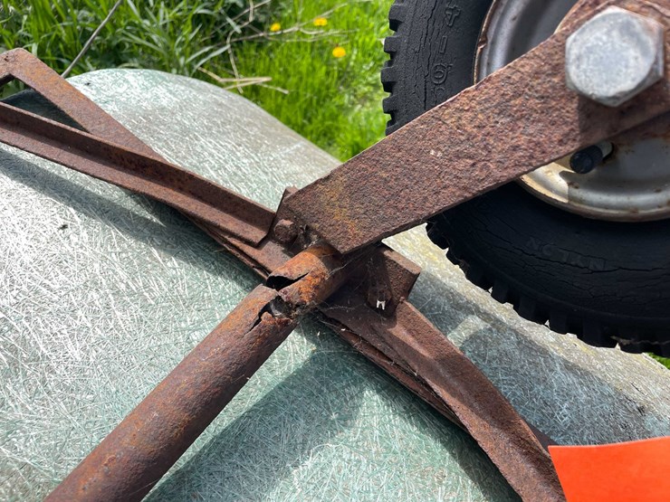 #5618-•-fiber-glass-feed-cart-image-9