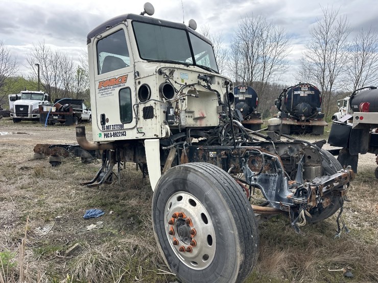 2011-peterbilt-388-image-3