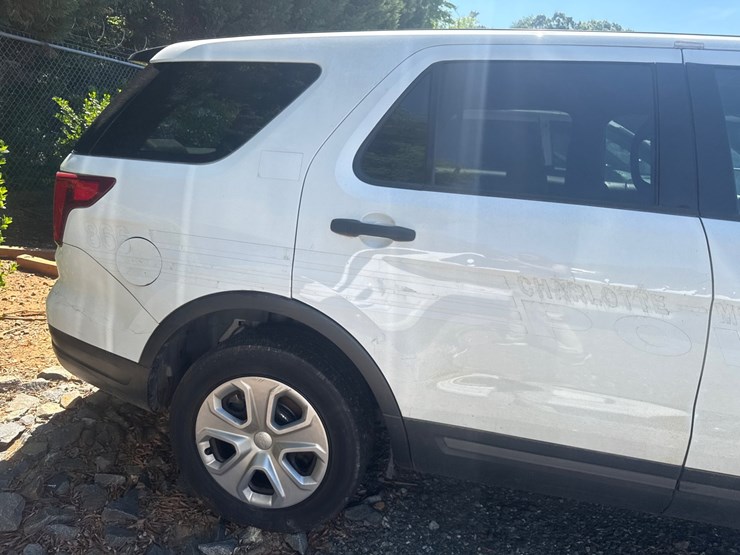 2019-ford-explorer-image-32