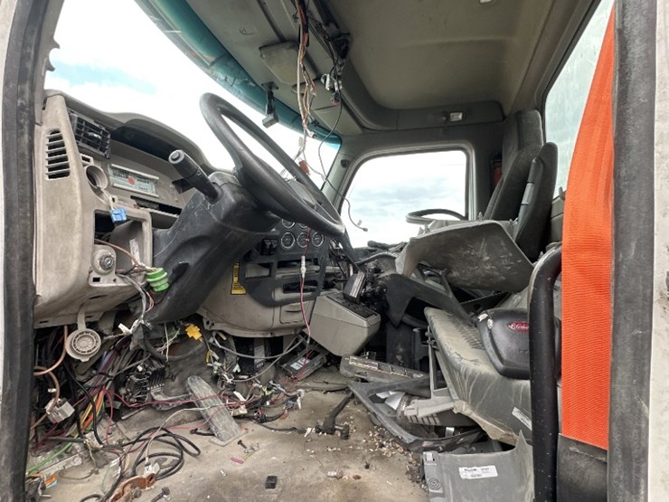 2019-peterbilt-567-image-7