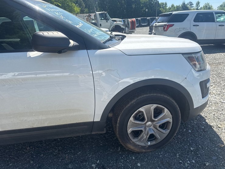 2019-ford-explorer-image-21