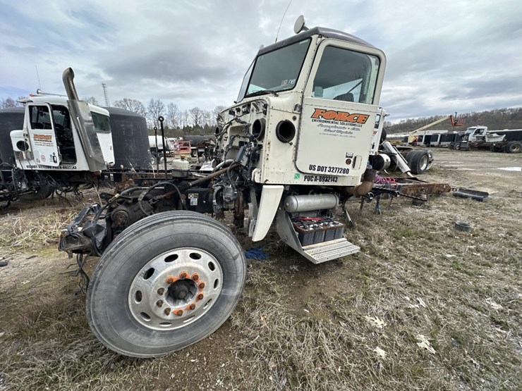 2011-peterbilt-388-image-1