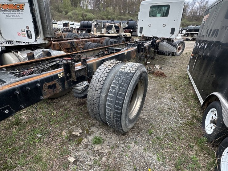 2019-peterbilt-567-image-3