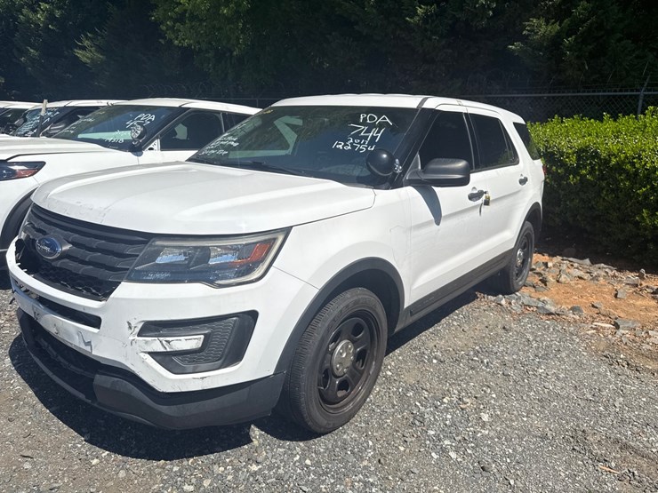 2017-ford-explorer-image-3