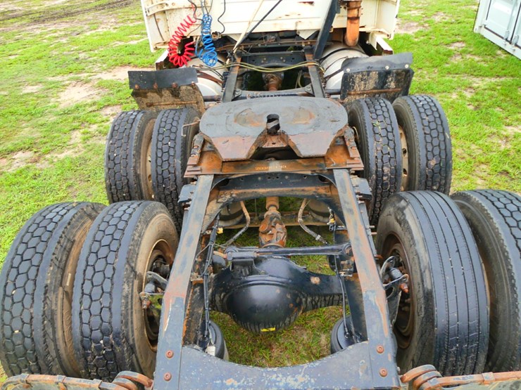 2005-volvo-semi-image-5