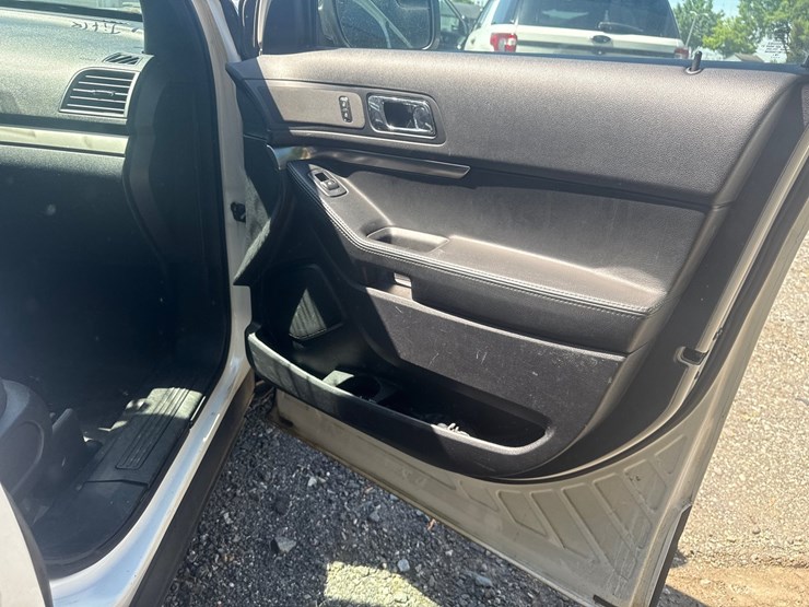 2019-ford-explorer-image-34